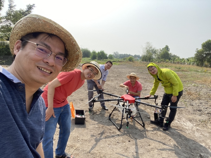 Trần Phi Vũ cùng các cộng sự vận hành thử nghiệm drone nông nghiệp