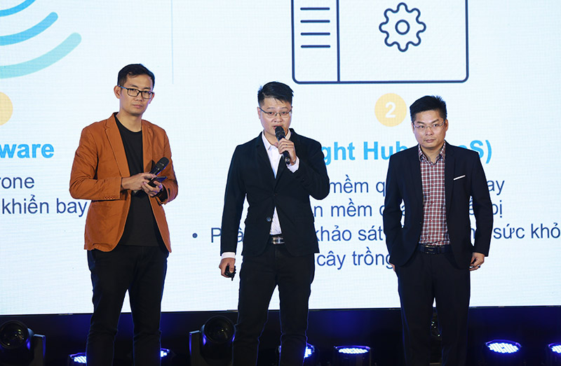 CEO Phạm Thanh Toàn (đứng giữa).