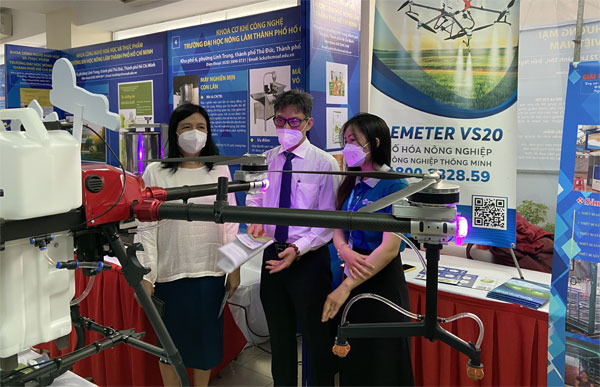 Lãnh đạo Sở KH&CN TP.HCM tham quan quầy triển lãm Drone phun thuốc Việt Nam - MiSmart