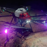 phun thuốc trừ sâu bằng drone ban đêm