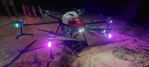 phun thuốc trừ sâu bằng drone ban đêm