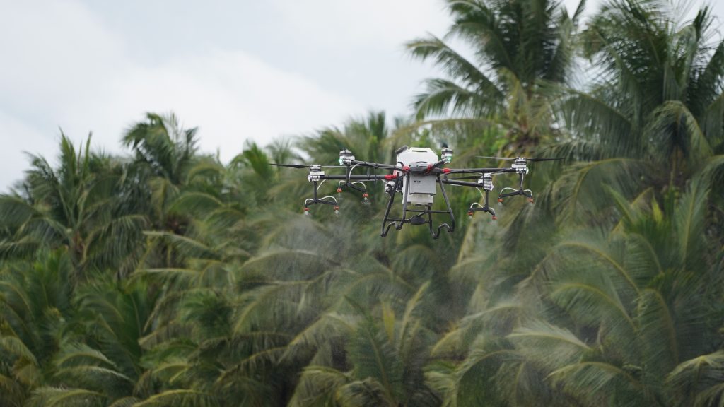 Drone cho nông nghiệp - Demeter VS20-P đang phun trên cánh đồng